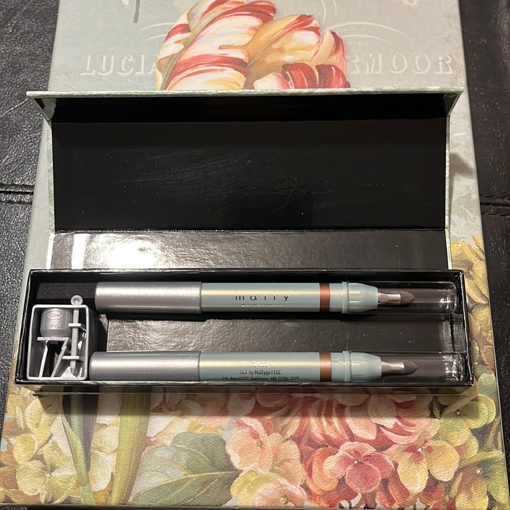 Mally 2-eye amplifying shadow liner with sharpener